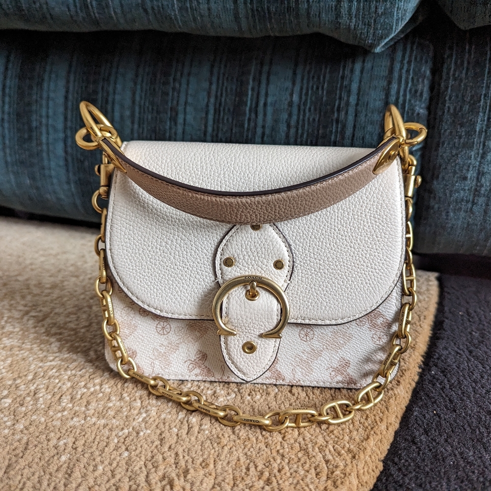 SOLD - Coach beat 18 purse